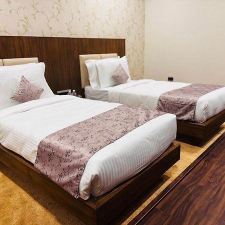 Pam Premium Hotel Vadodara Bagian luar foto