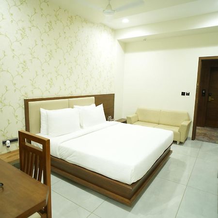Pam Premium Hotel Vadodara Bagian luar foto