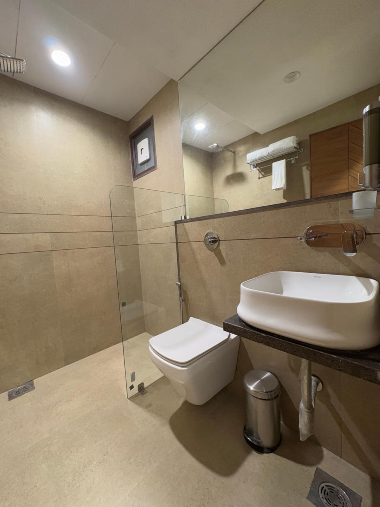 Pam Premium Hotel Vadodara Bagian luar foto