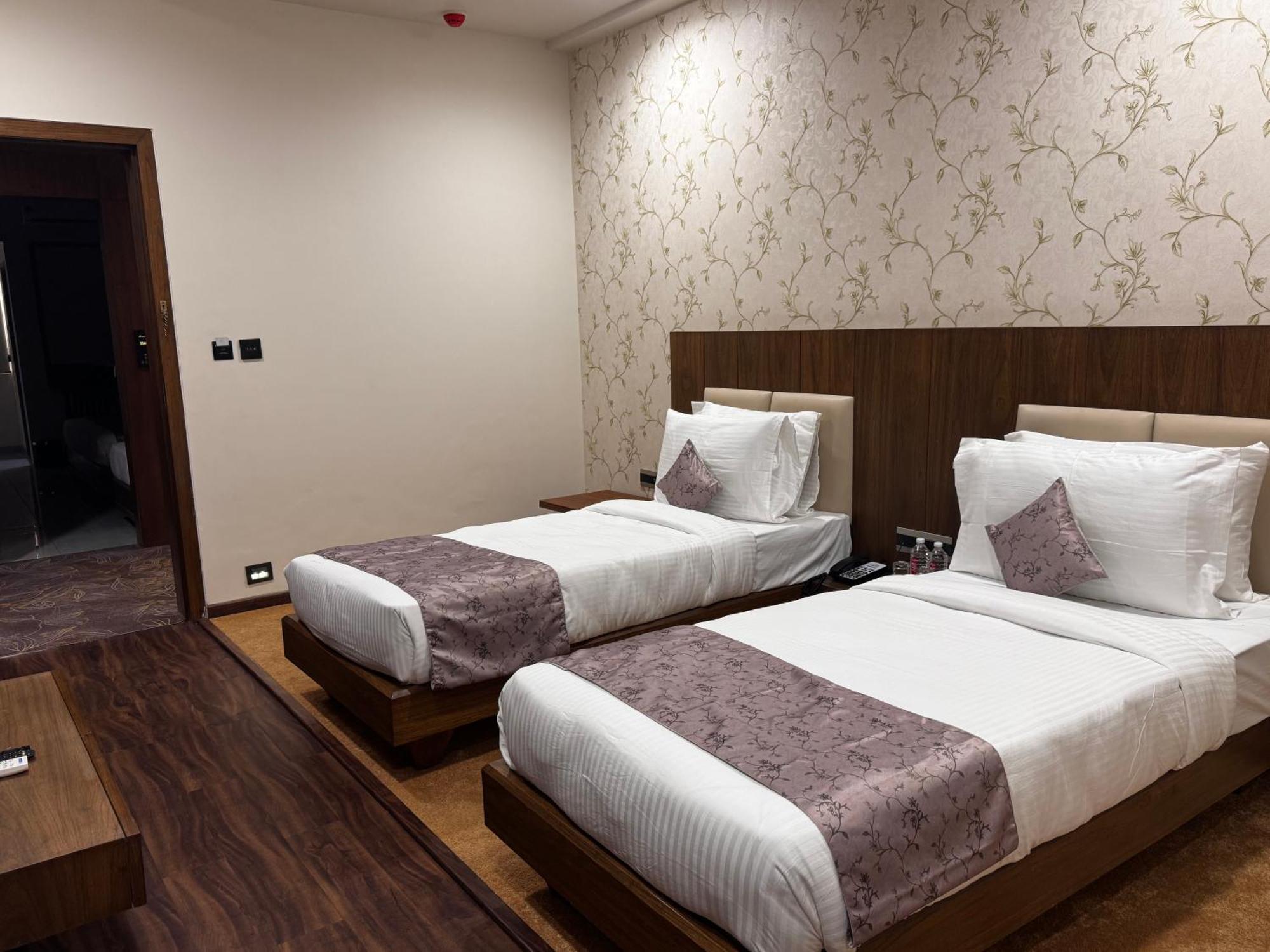 Pam Premium Hotel Vadodara Bagian luar foto