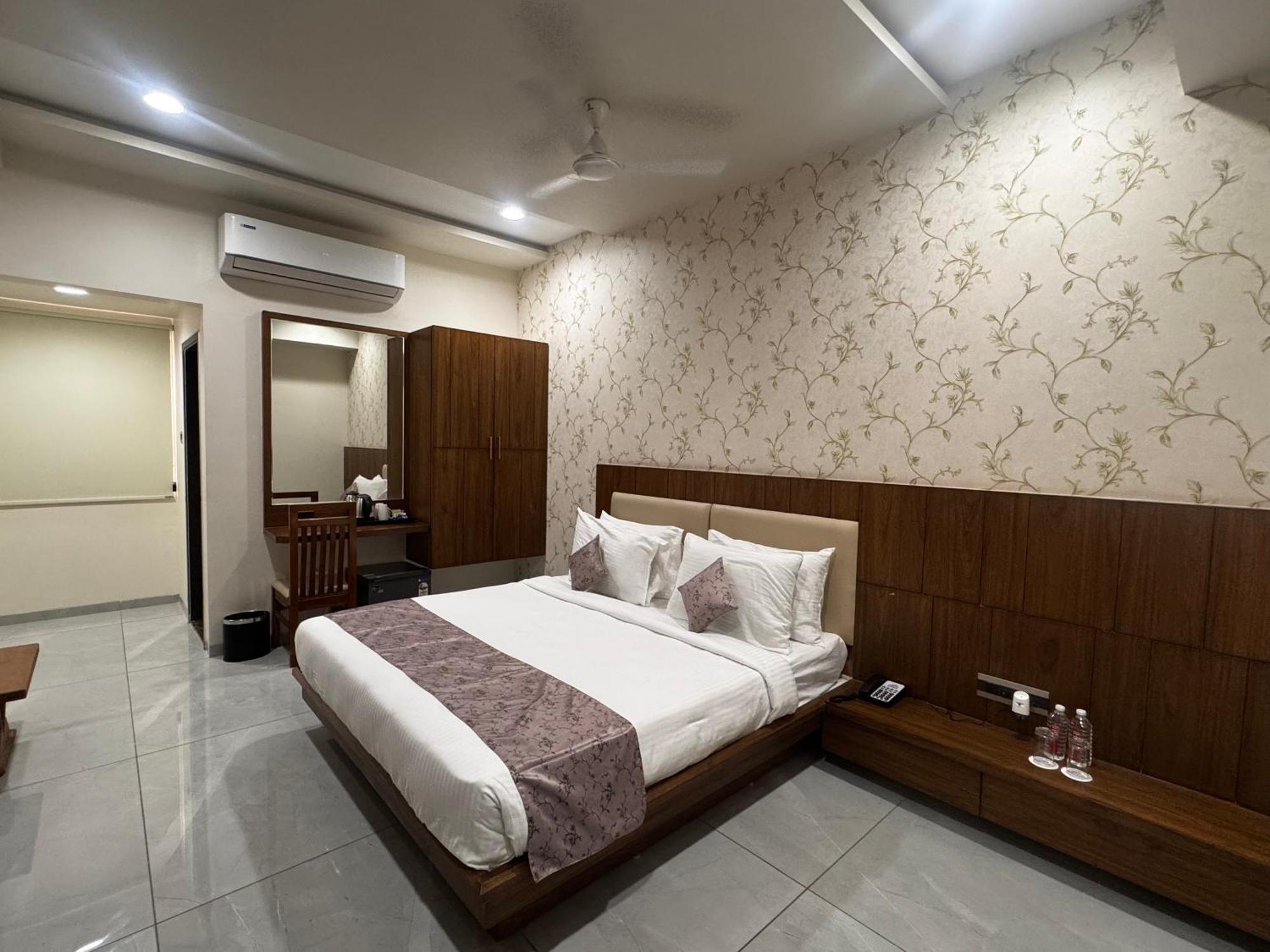 Pam Premium Hotel Vadodara Bagian luar foto