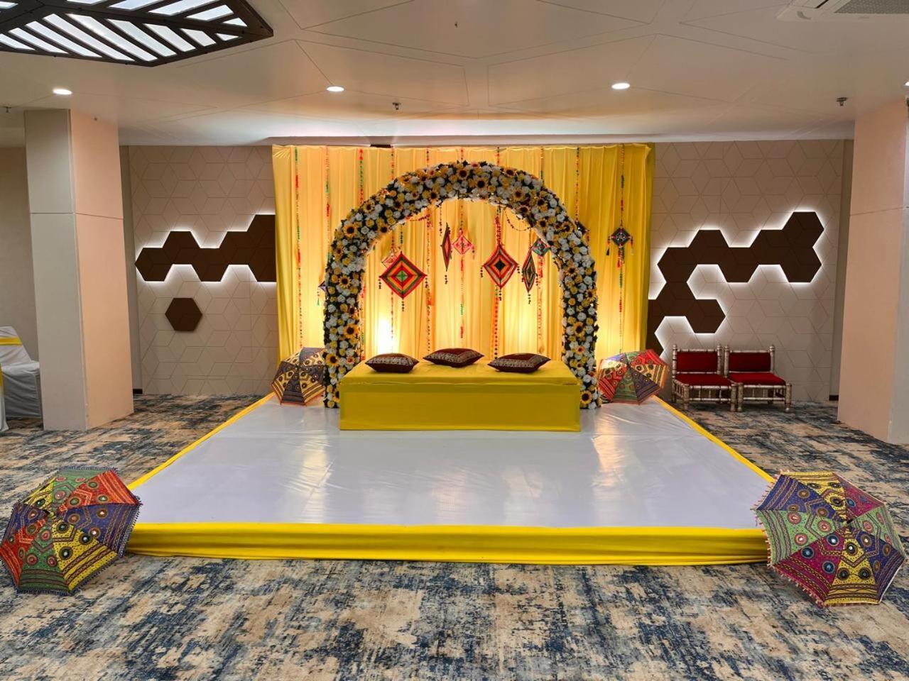 Pam Premium Hotel Vadodara Bagian luar foto