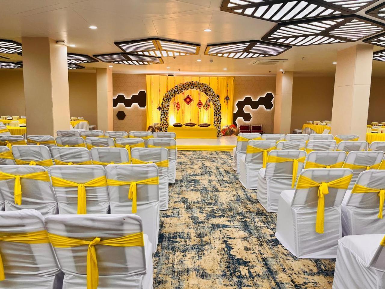 Pam Premium Hotel Vadodara Bagian luar foto