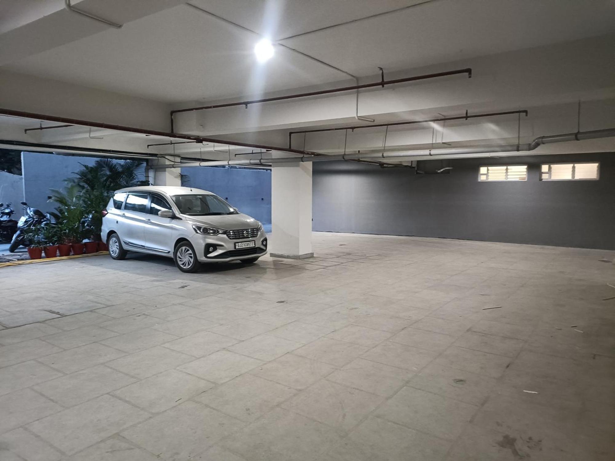 Pam Premium Hotel Vadodara Bagian luar foto