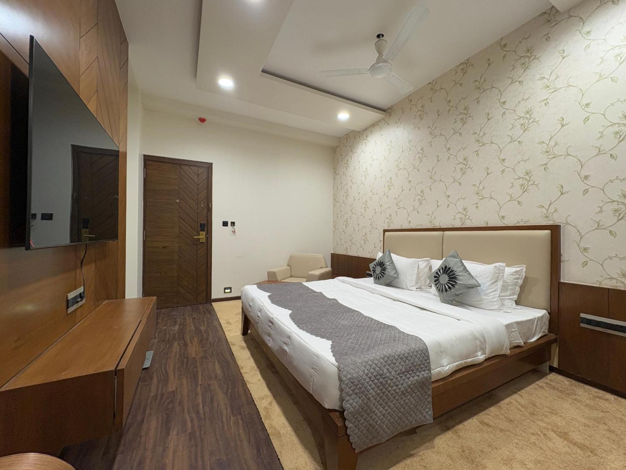 Pam Premium Hotel Vadodara Bagian luar foto