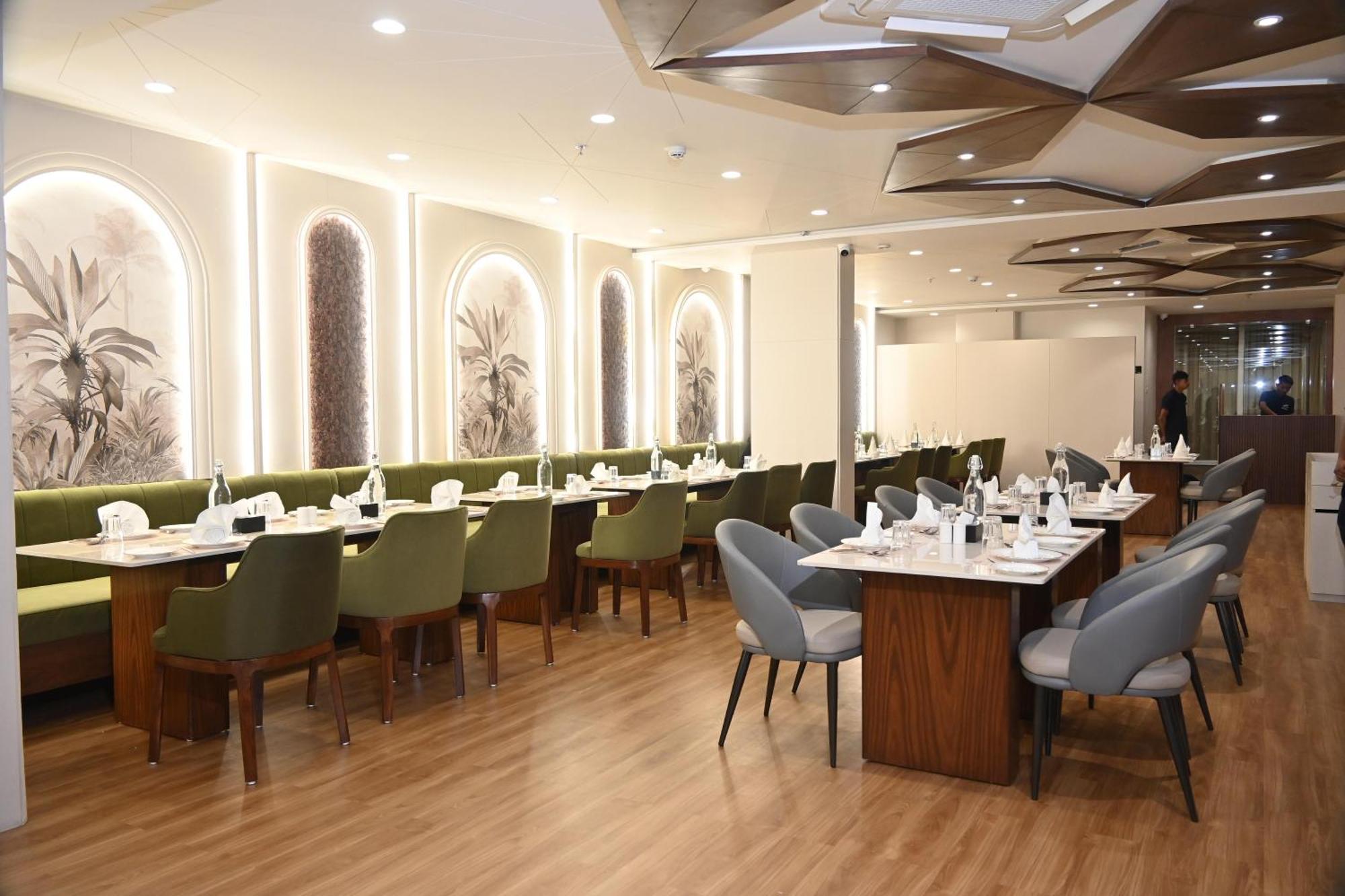 Pam Premium Hotel Vadodara Bagian luar foto