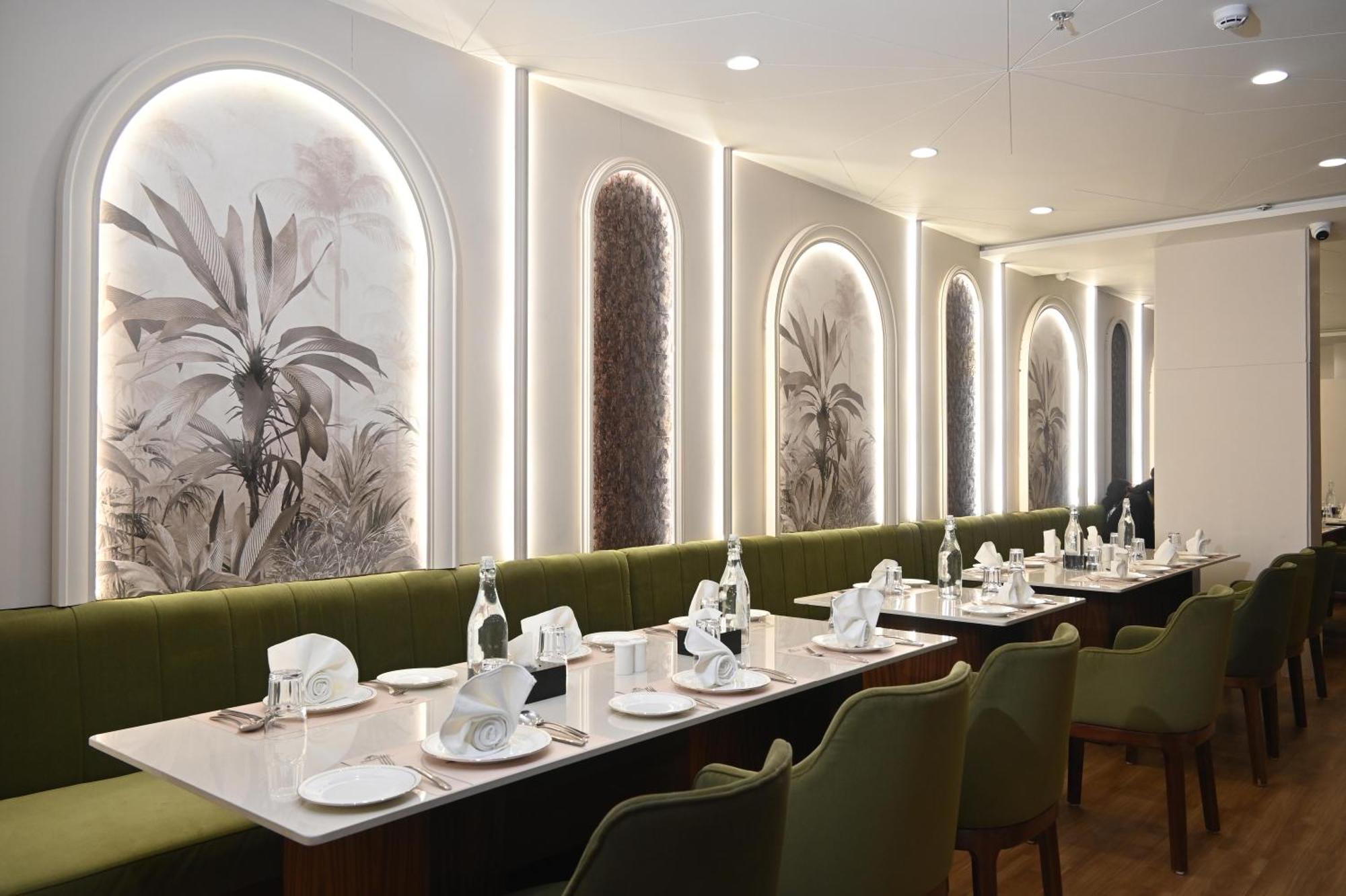 Pam Premium Hotel Vadodara Bagian luar foto