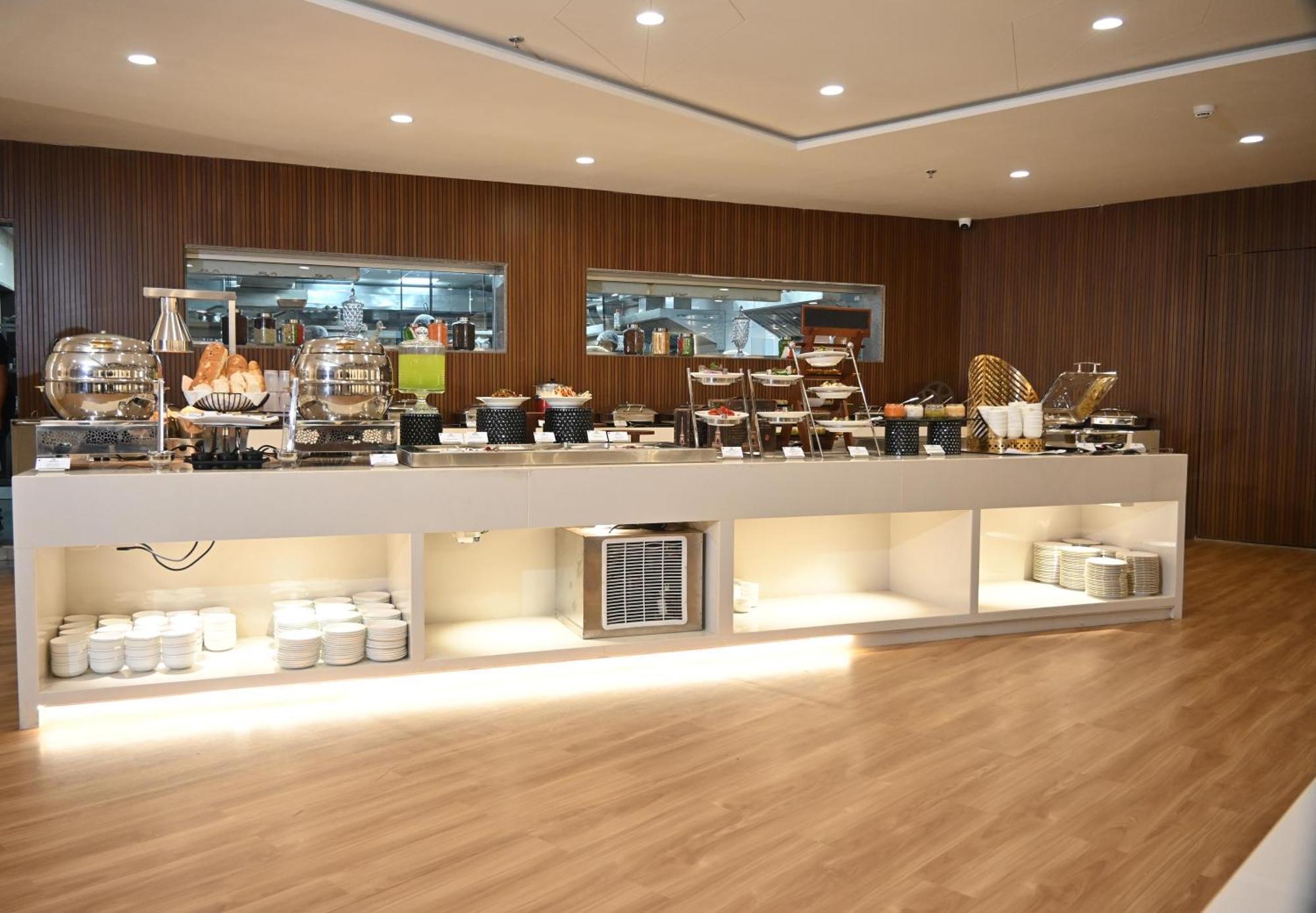 Pam Premium Hotel Vadodara Bagian luar foto
