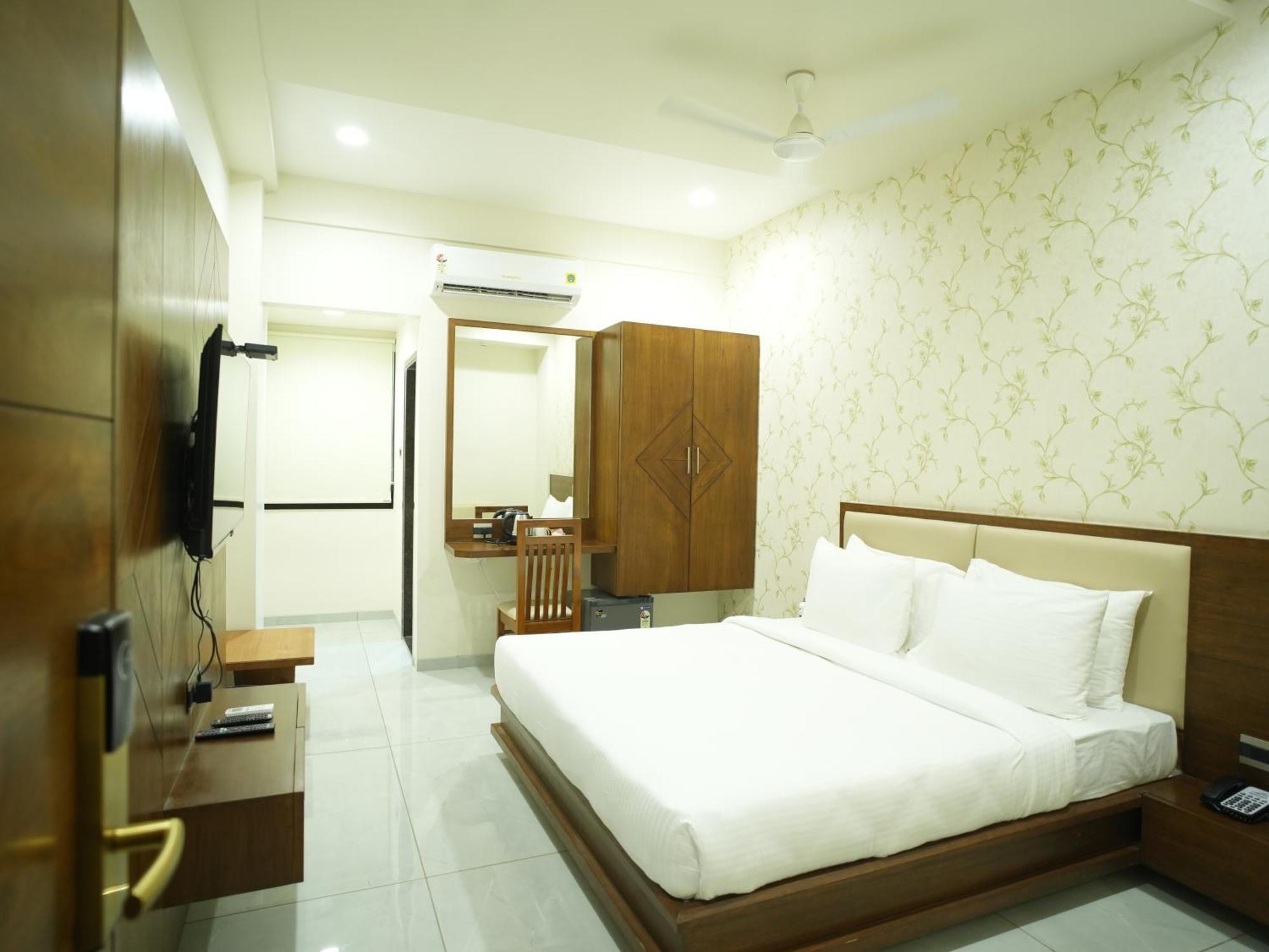 Pam Premium Hotel Vadodara Bagian luar foto