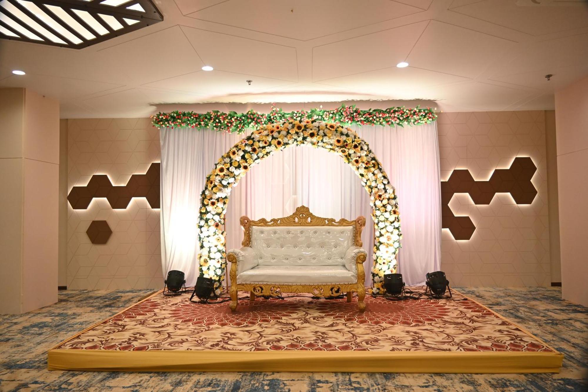 Pam Premium Hotel Vadodara Bagian luar foto