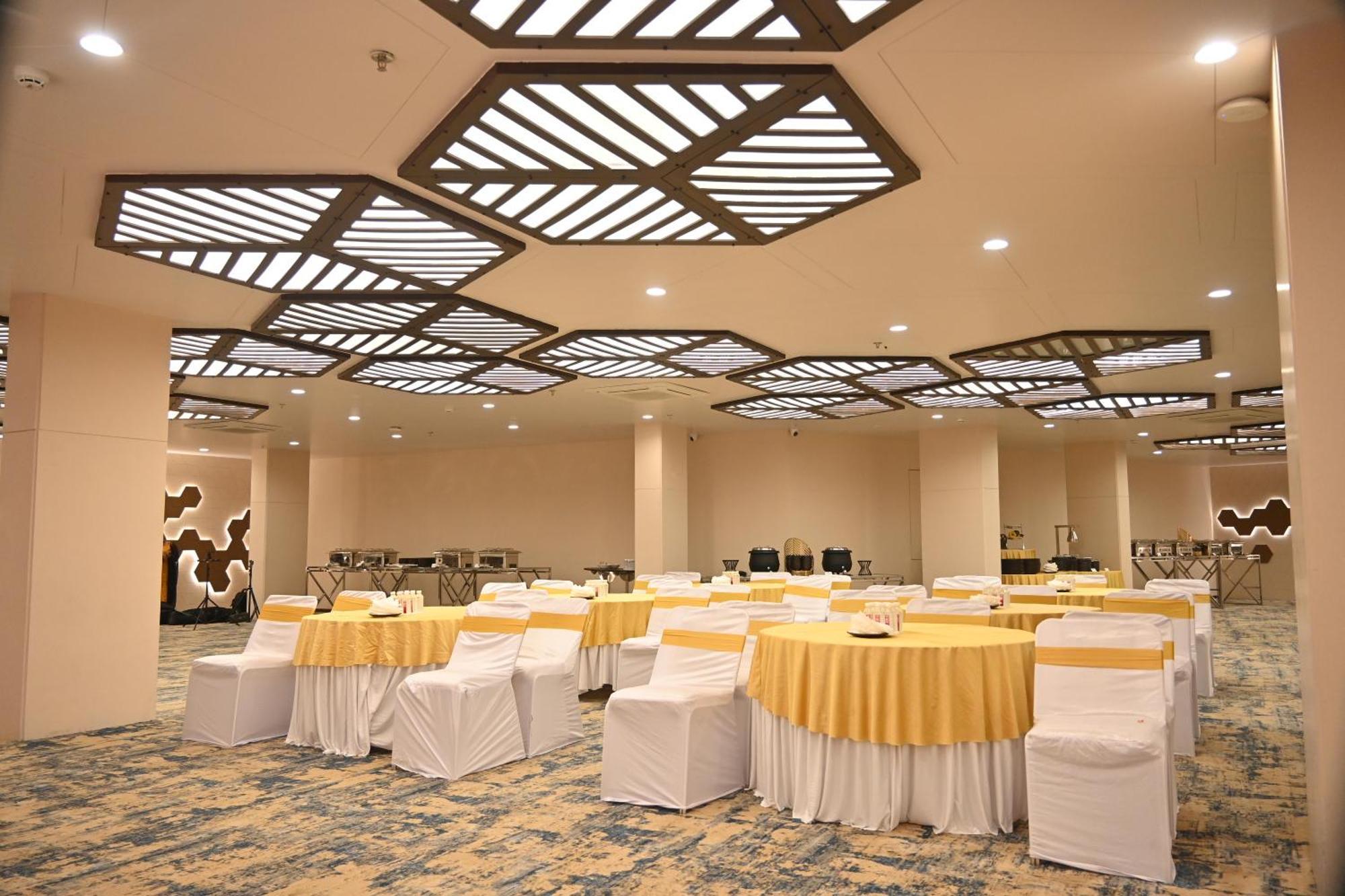 Pam Premium Hotel Vadodara Bagian luar foto